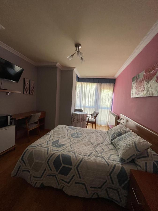 Hostal Santiago 2 Burgos Bagian luar foto