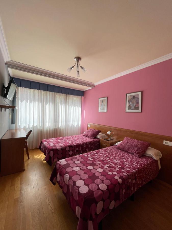 Hostal Santiago 2 Burgos Bagian luar foto