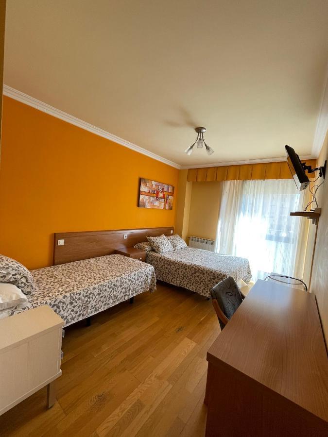 Hostal Santiago 2 Burgos Bagian luar foto