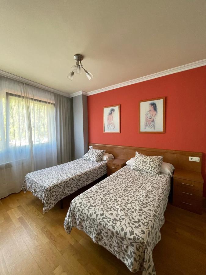 Hostal Santiago 2 Burgos Bagian luar foto