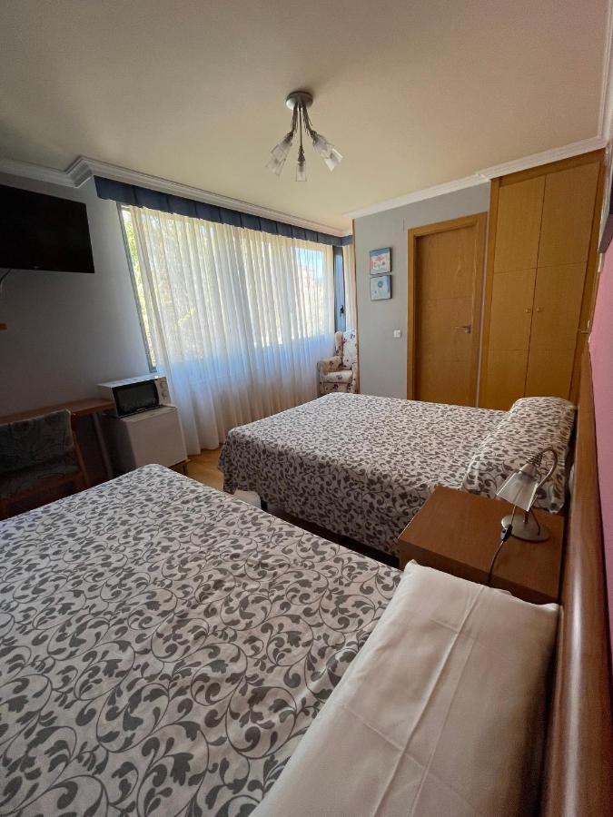 Hostal Santiago 2 Burgos Bagian luar foto