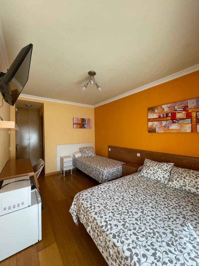 Hostal Santiago 2 Burgos Bagian luar foto