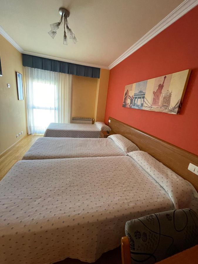 Hostal Santiago 2 Burgos Bagian luar foto