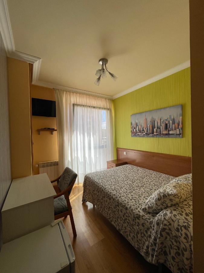 Hostal Santiago 2 Burgos Bagian luar foto