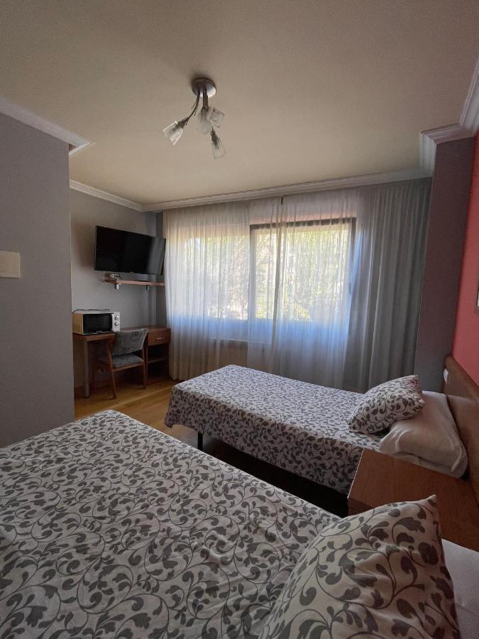 Hostal Santiago 2 Burgos Bagian luar foto