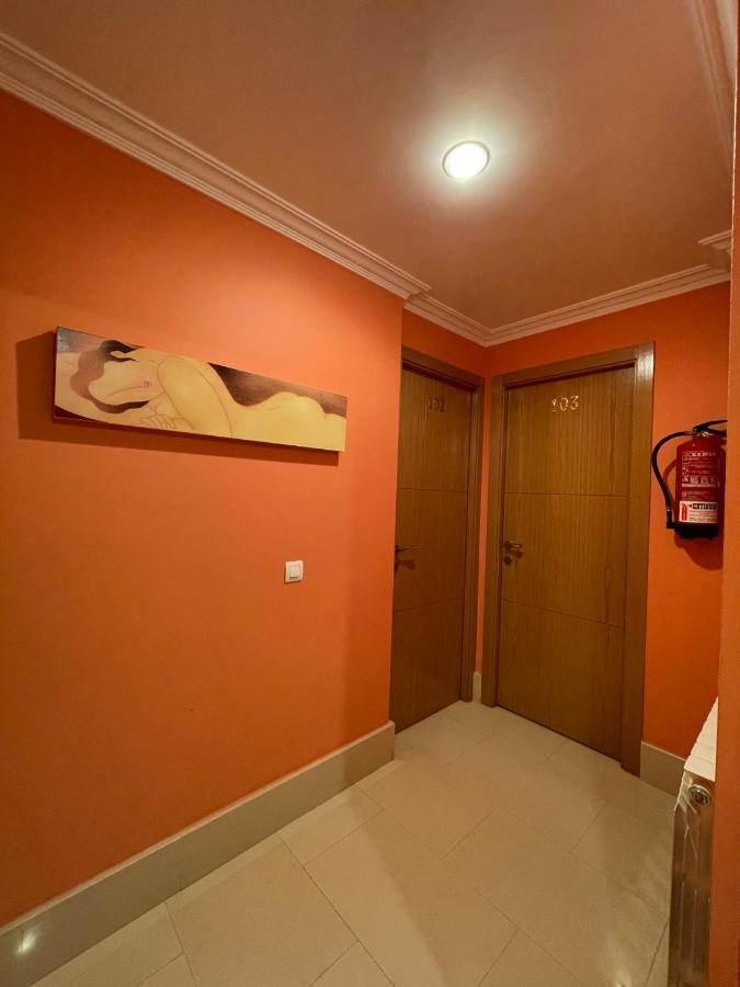 Hostal Santiago 2 Burgos Bagian luar foto