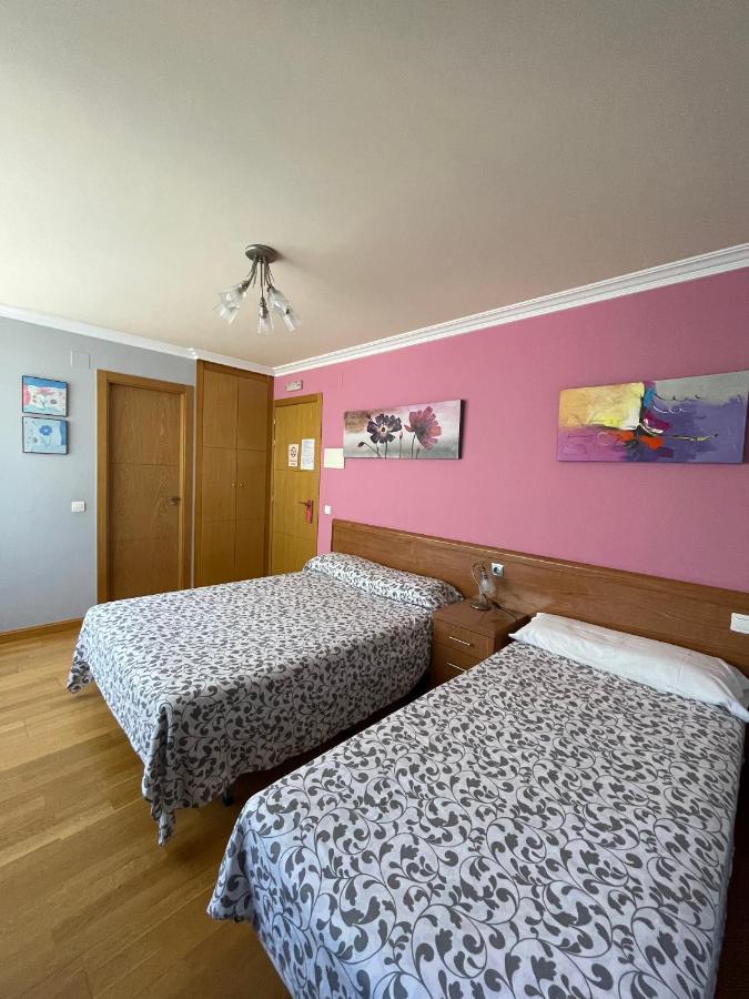 Hostal Santiago 2 Burgos Bagian luar foto