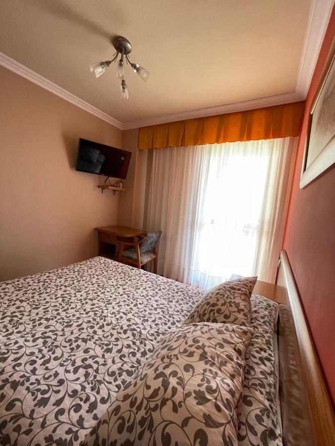 Hostal Santiago 2 Burgos Bagian luar foto
