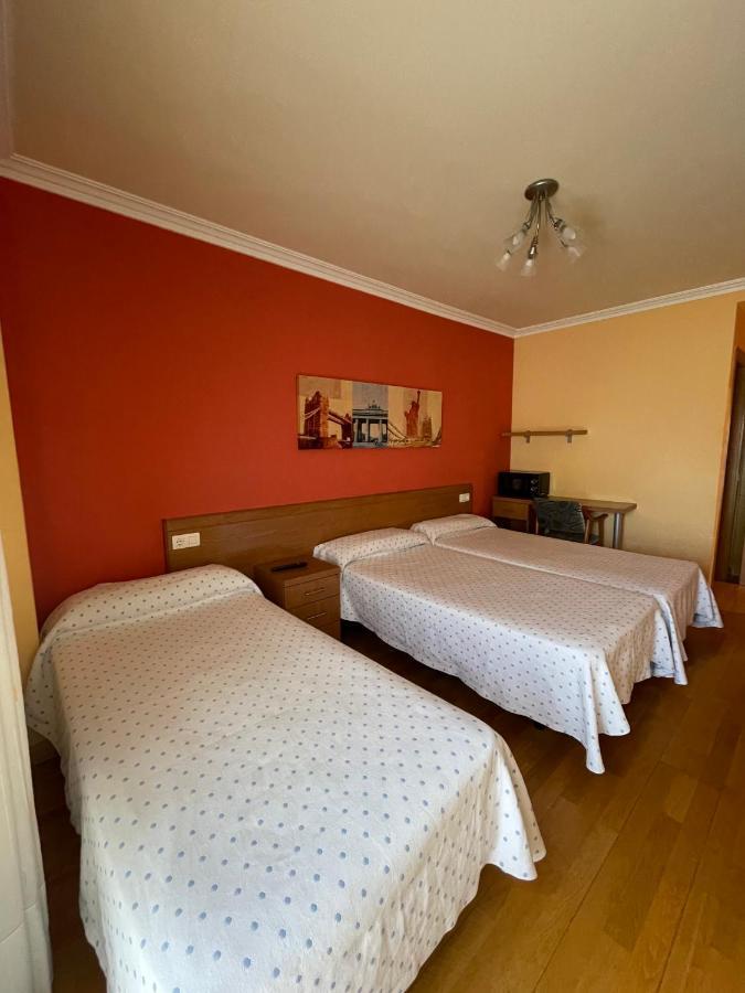 Hostal Santiago 2 Burgos Bagian luar foto