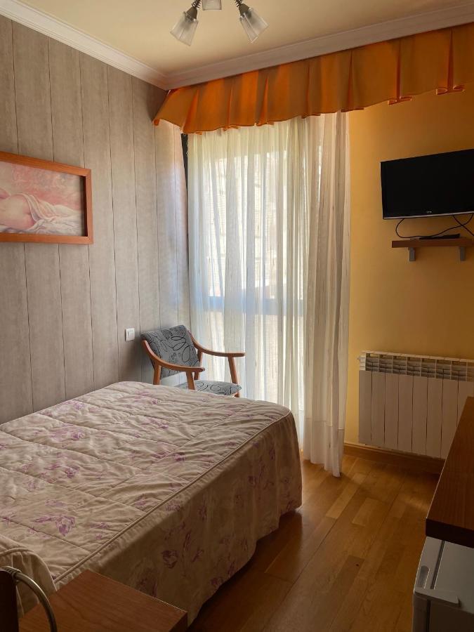 Hostal Santiago 2 Burgos Bagian luar foto