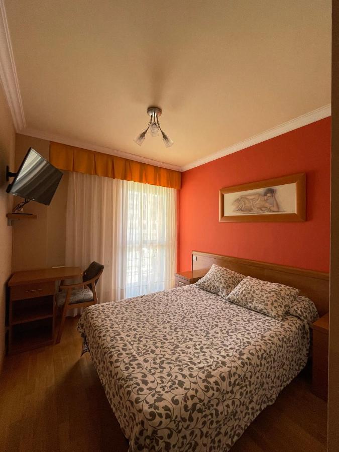 Hostal Santiago 2 Burgos Bagian luar foto