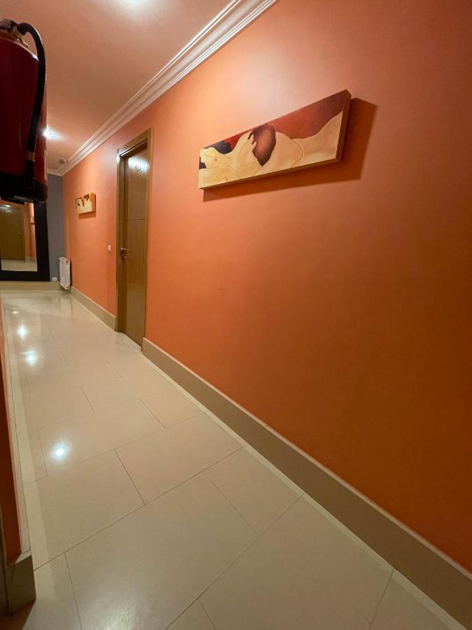 Hostal Santiago 2 Burgos Bagian luar foto