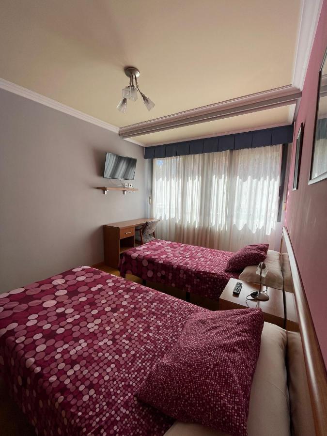 Hostal Santiago 2 Burgos Bagian luar foto