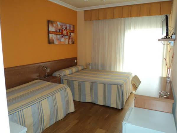 Hostal Santiago 2 Burgos Bagian luar foto