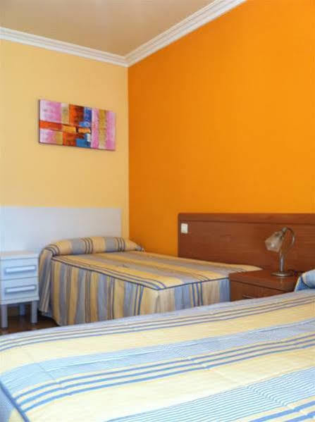 Hostal Santiago 2 Burgos Bagian luar foto