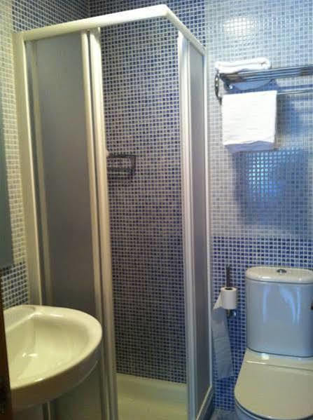 Hostal Santiago 2 Burgos Bagian luar foto
