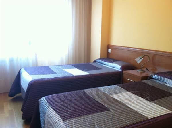 Hostal Santiago 2 Burgos Bagian luar foto
