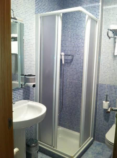Hostal Santiago 2 Burgos Bagian luar foto