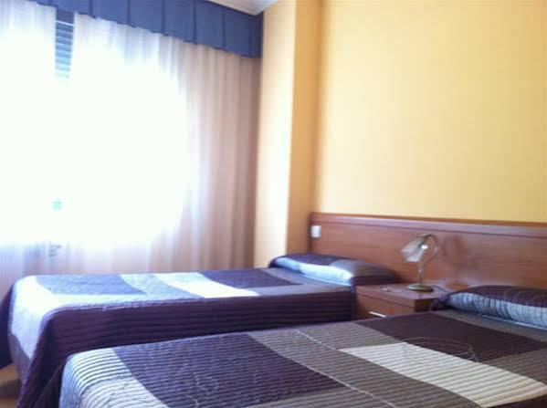 Hostal Santiago 2 Burgos Bagian luar foto