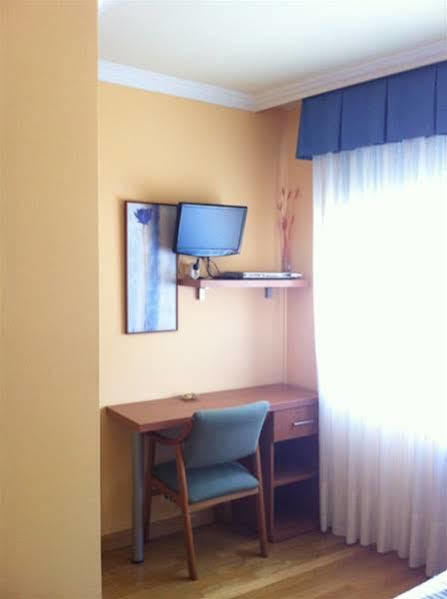 Hostal Santiago 2 Burgos Bagian luar foto